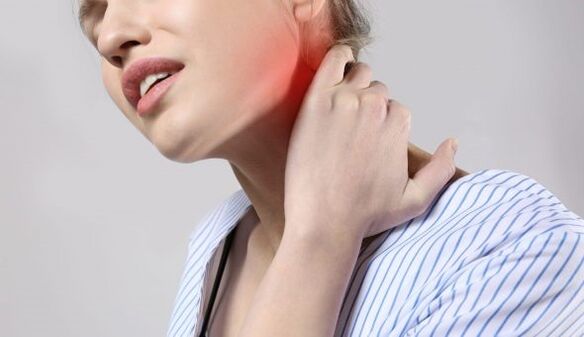 Con la osteocondrosis de la columna cervical, aparece dolor en el cuello y los hombros. 